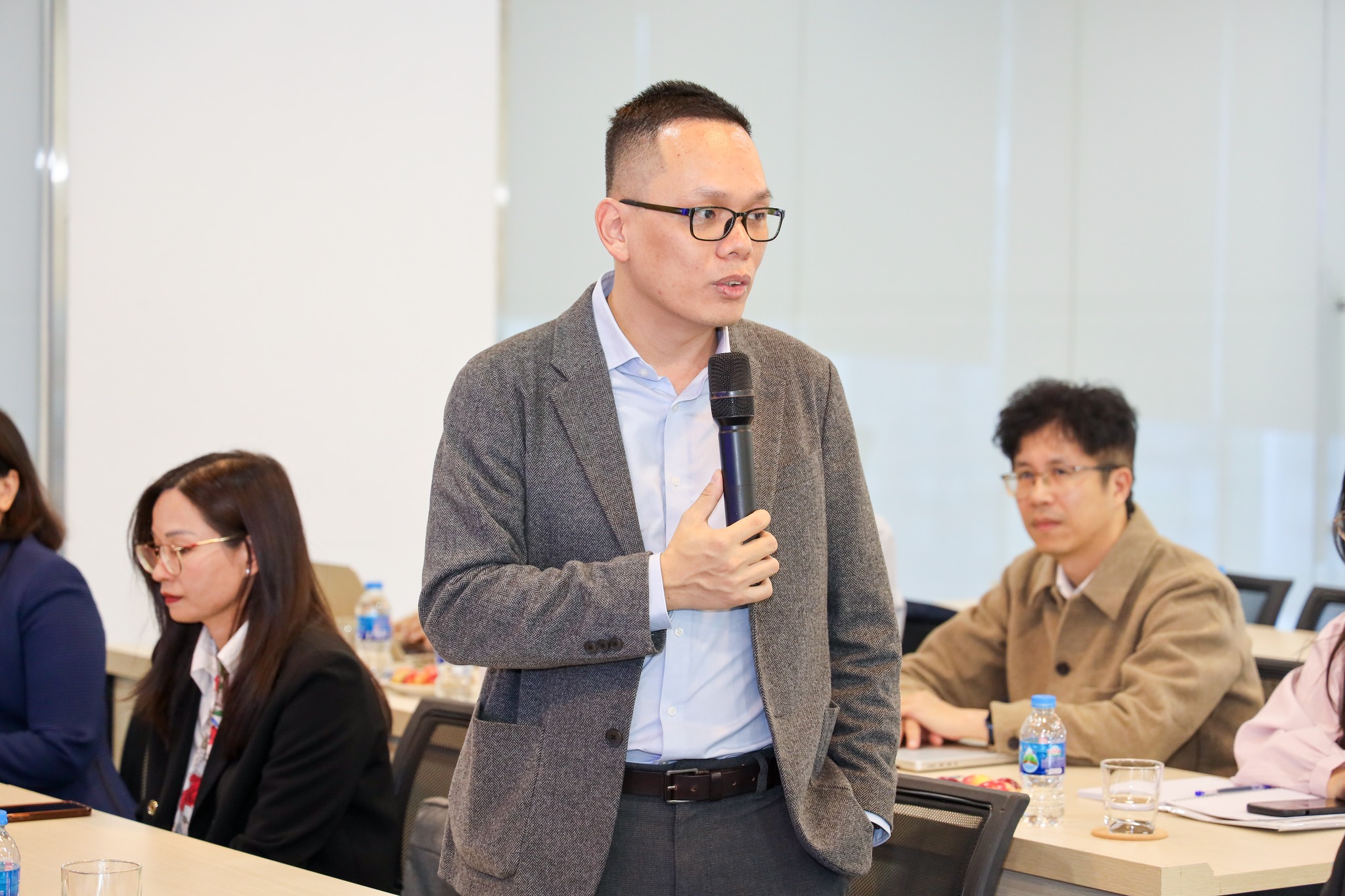 Assoc. Prof. Nguyen Bnh Minh, Dean of the Institute for Digital Technology and Economy, shared the cooperation orientation between the two parties.